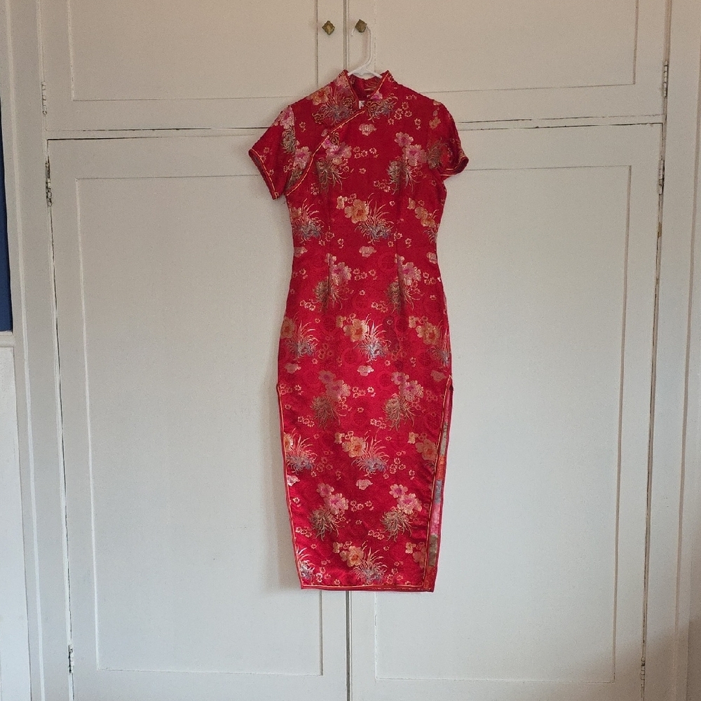 Elegant Red and Gold Midi Dress with Mandarin Collar